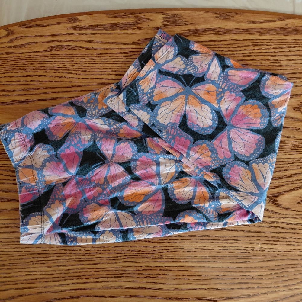 Butterfly Print Leggings - Pink & Peach on Black Background